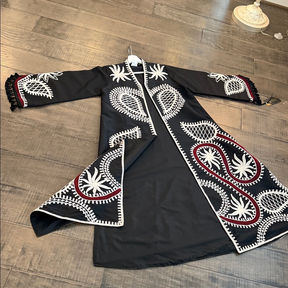 NWT Elegant Black and White Embroidered Kaftan SIZE 54